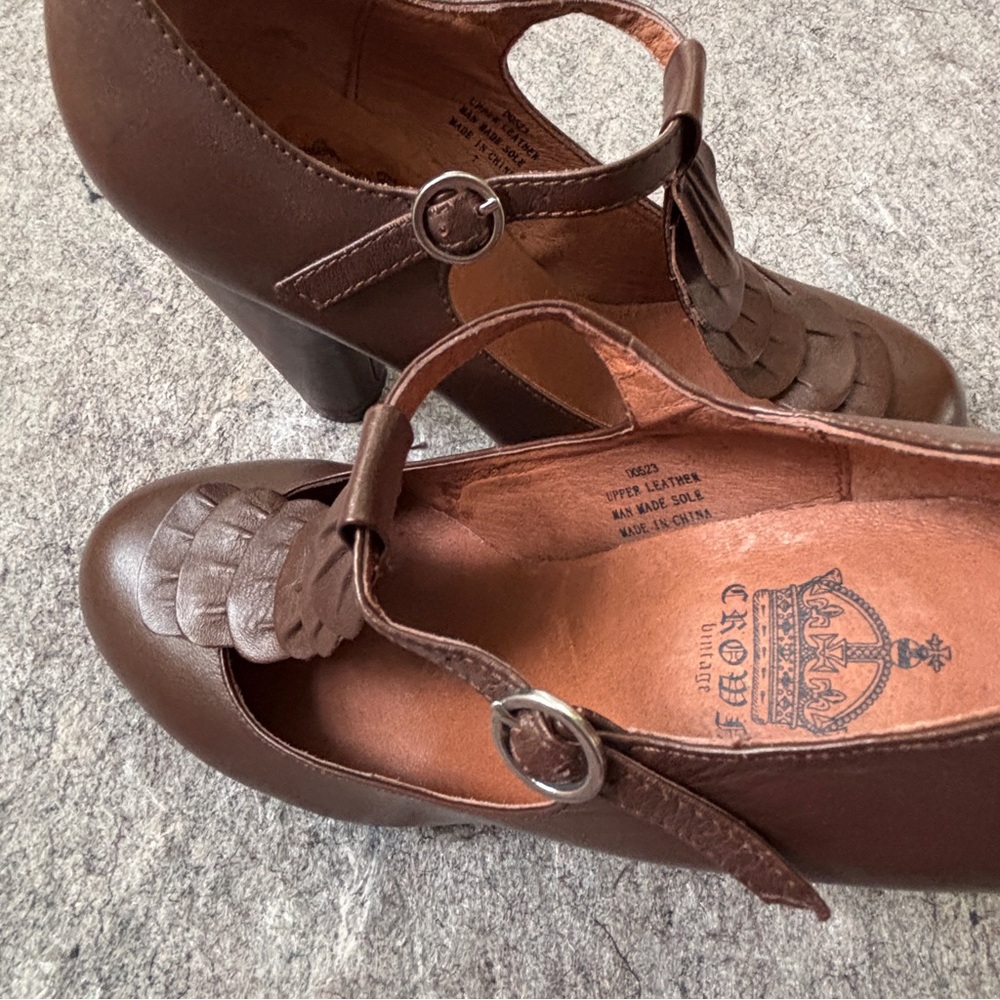 Crown Vintage brown leather ruffled T-strap heeled mary janes pumps - Picture 10 of 16